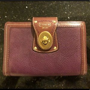 Large berry wallet with toggle